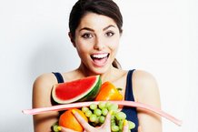 Woman-eating-fruits-Doctor-Fitman