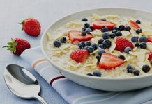 oatmeal-with-berries-1024×702